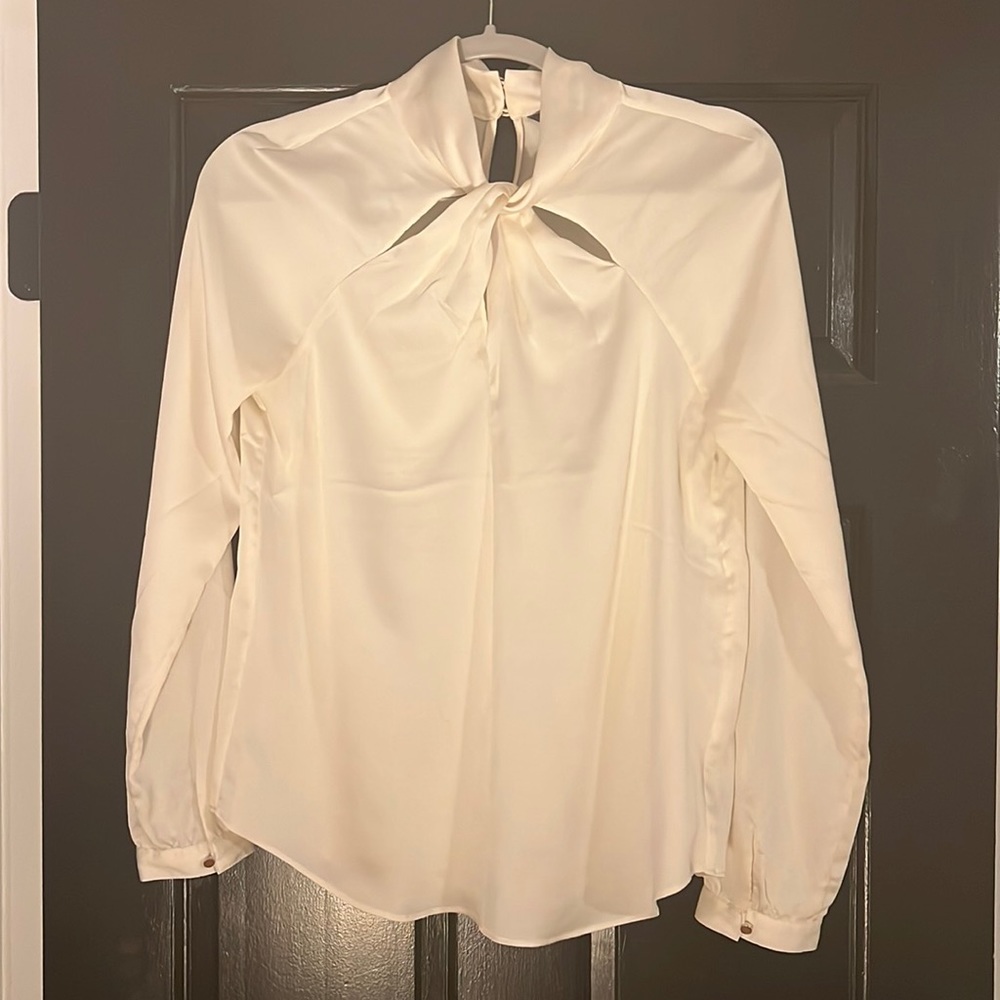 Banana Republic cream blouse with key-hole twisted collar :: Sz S